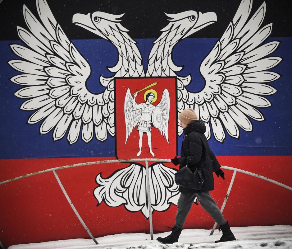 Un peatón camina por una calle de Donetsk