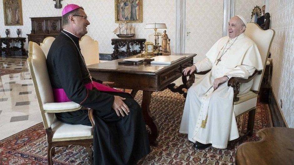 El nuncio apostólico en Ucrania, Visvaldas Kulboka, junto al Papa Francisco en septiembre de 2021