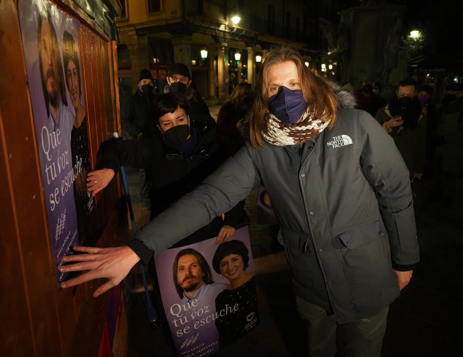 Pegada de carteles para el 13-F del candidato de Unidas Podemos, Pablo Fernández, en Valladolid
