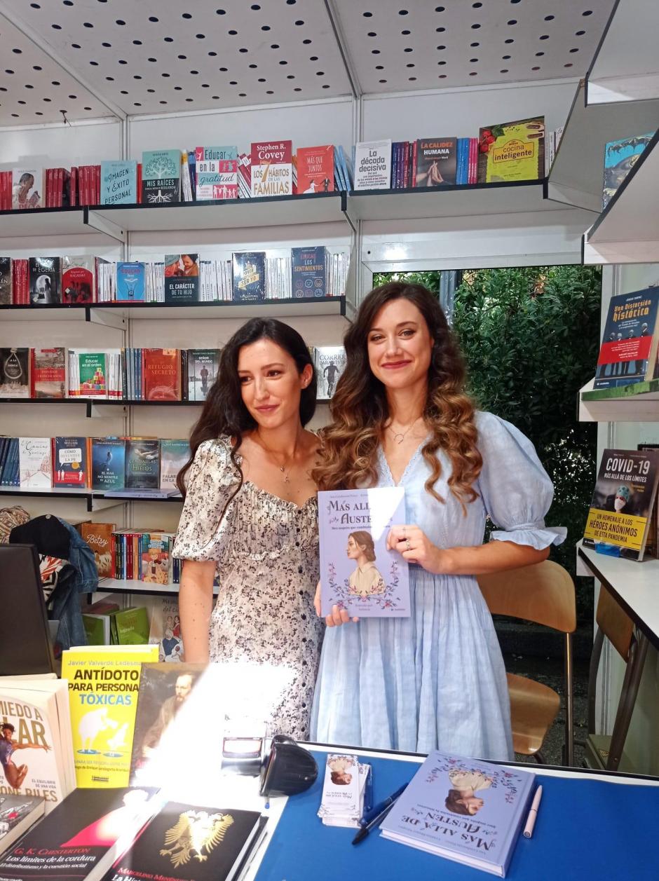 Las escritoras Ana Cemborain Pérez y Cristina Blanco Vázquez, en la Feria del Libro