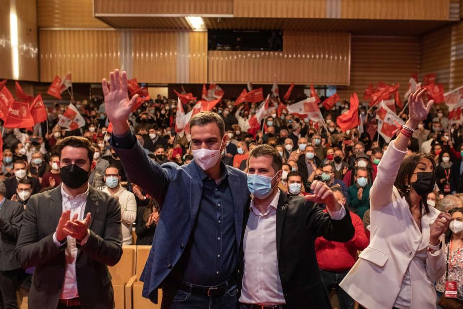 El presidente del Gobierno y secretario general del PSOE, Pedro Sánchez (i), y el secretario general del PSOECyL y candidato del PSOE a Presidencia de la Junta, Luis Tudanca (d), en la campaña electoral del PSOE en Zamora