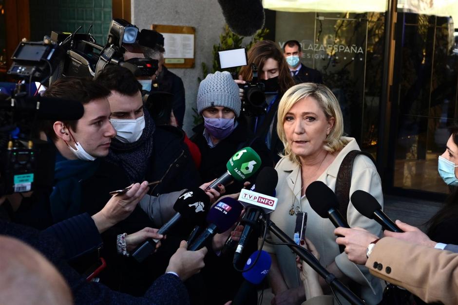 La líder conservadora francesa Marine Le Pen atiende a la prensa en Madrid