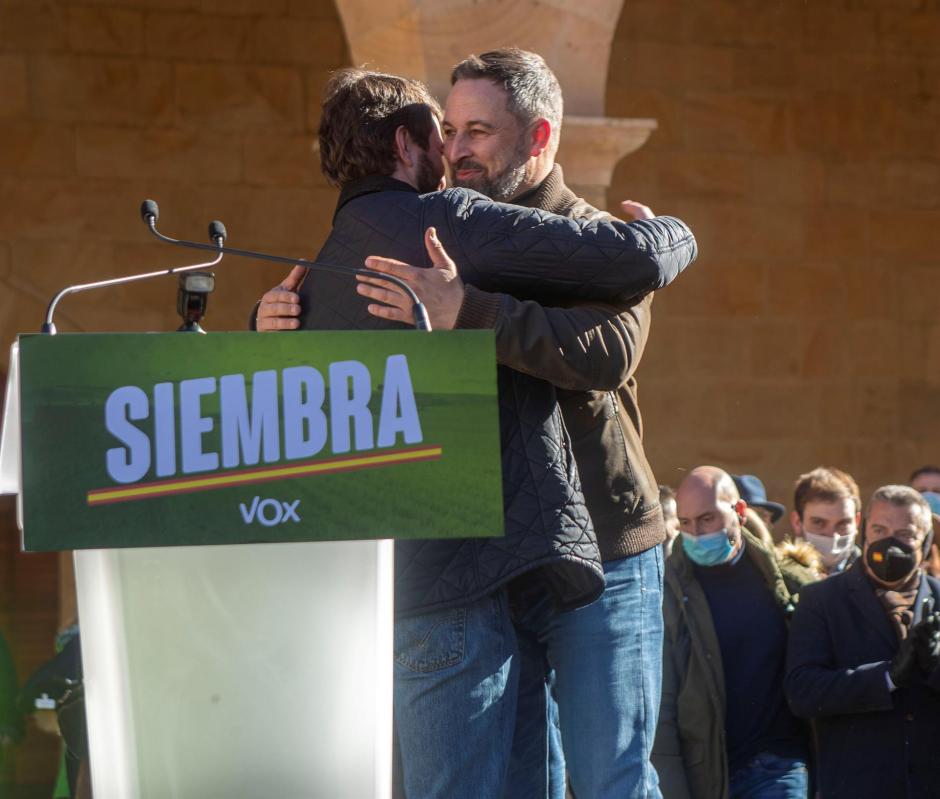 El presidente de VOX, Santiago Abascal (d), abraza al candidato a la presidencia de Castilla y León, Juan García-Gallardo (i) durante el acto de su partido celebrado este domigno en la Plaza Mayor de Soria