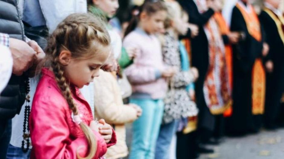 Niños rezando el Rosario en Ucrania