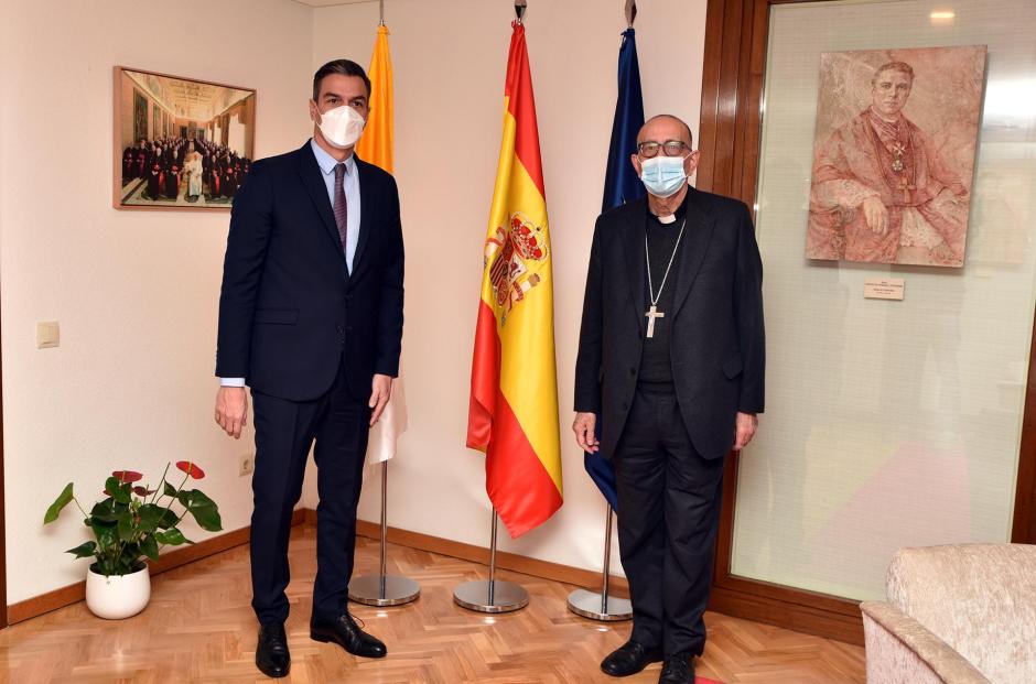 El presidente del Gobierno, Pedro Sánchez, y el presidente de la CEE, Juan José Omella