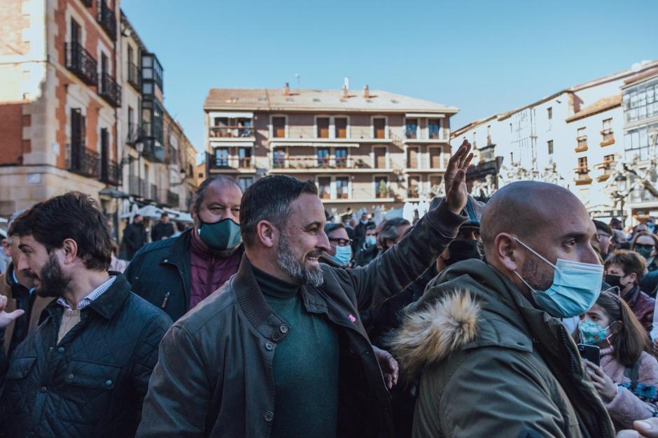 Abascal saluda a simpatizantes, durante un acto de campaña celebrado en Soria el pasado domingo, mismo día en que Vox publicó el primer capítulo de 'La España silenciada'