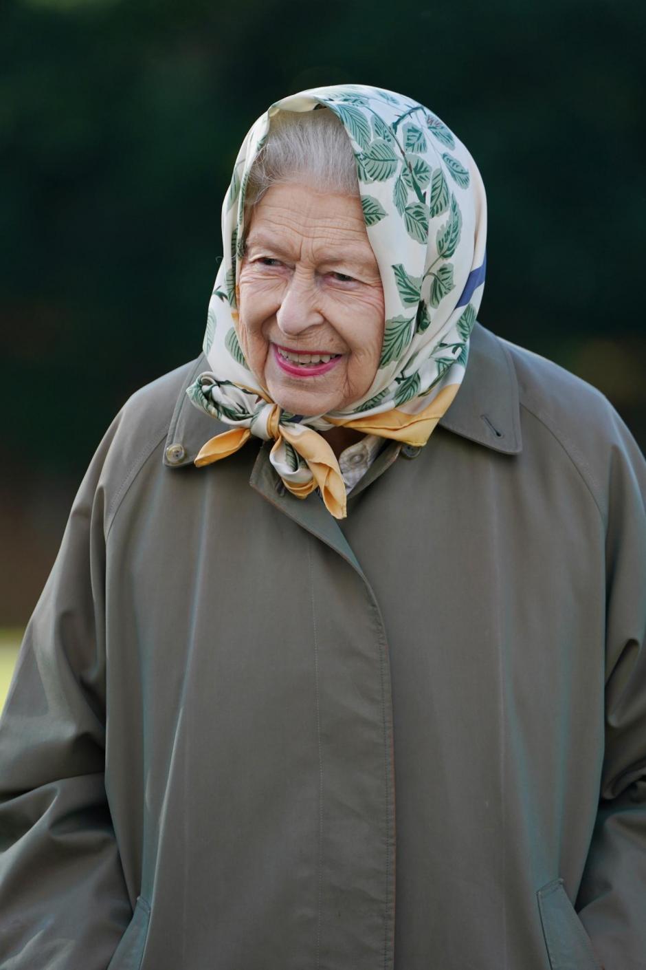 Isabel II con un pañuelo floral en la cabeza