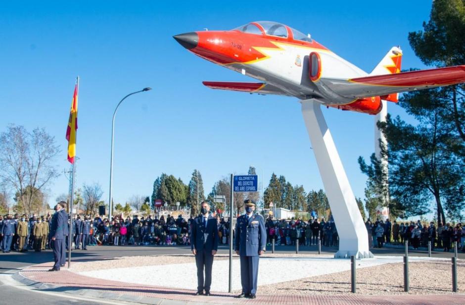 El Ayuntamiento y el Ejército del Aire inauguran en Alcalá una nueva Glorieta presidida por un avión C-101