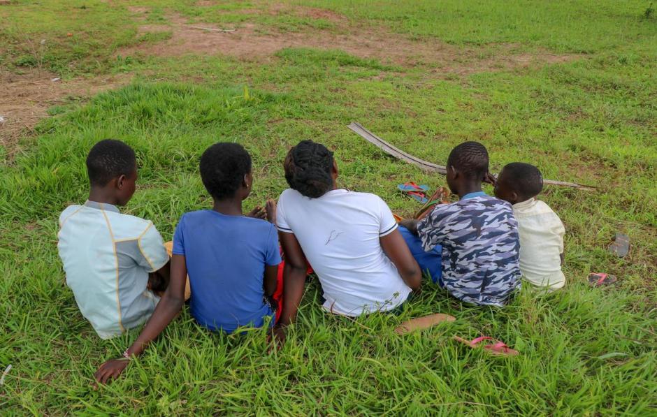 Niños en Dibaya, RDC, donde varios niños han abandonado sus hogares para unirse a las milicias.