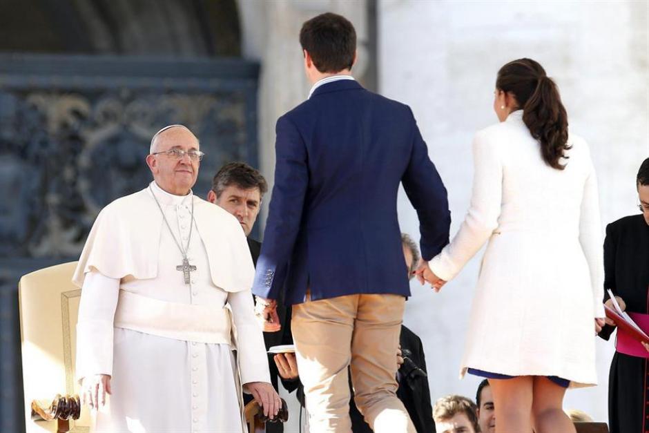 El papa Francisco recibe a una pareja durante una audiencia celebrada con motivo del día de San Valentín en la Plaza de San Pedro