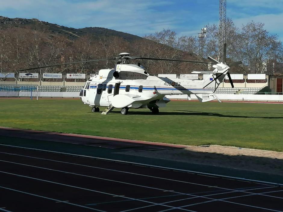 El helicóptero de Sánchez en el campo de fútbol de Puertollano