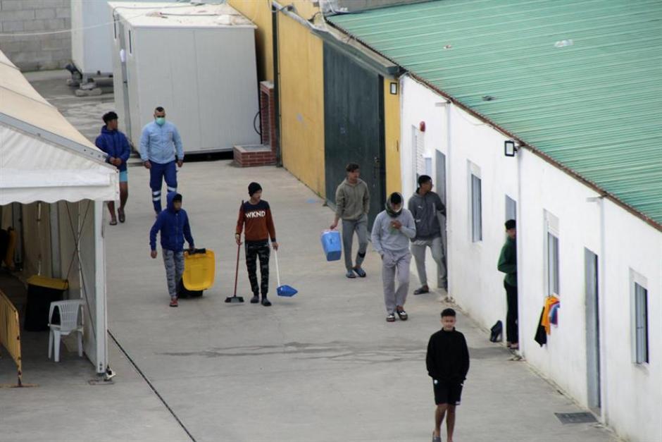 Varios menores marroquíes, en noviembre, en el albergue de Piniers, en Ceuta