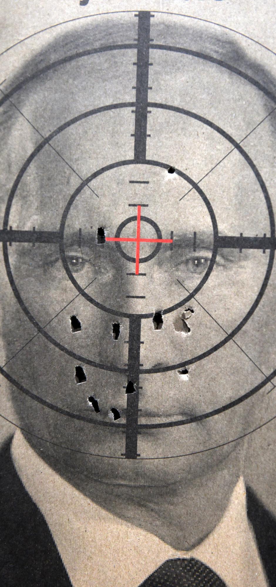 Una fotografía muestra un objetivo con agujeros de bala, que representa al presidente de Rusia, Vladimir Putin, en un campo de tiro en la ciudad de Lviv, en el oeste de Ucrania