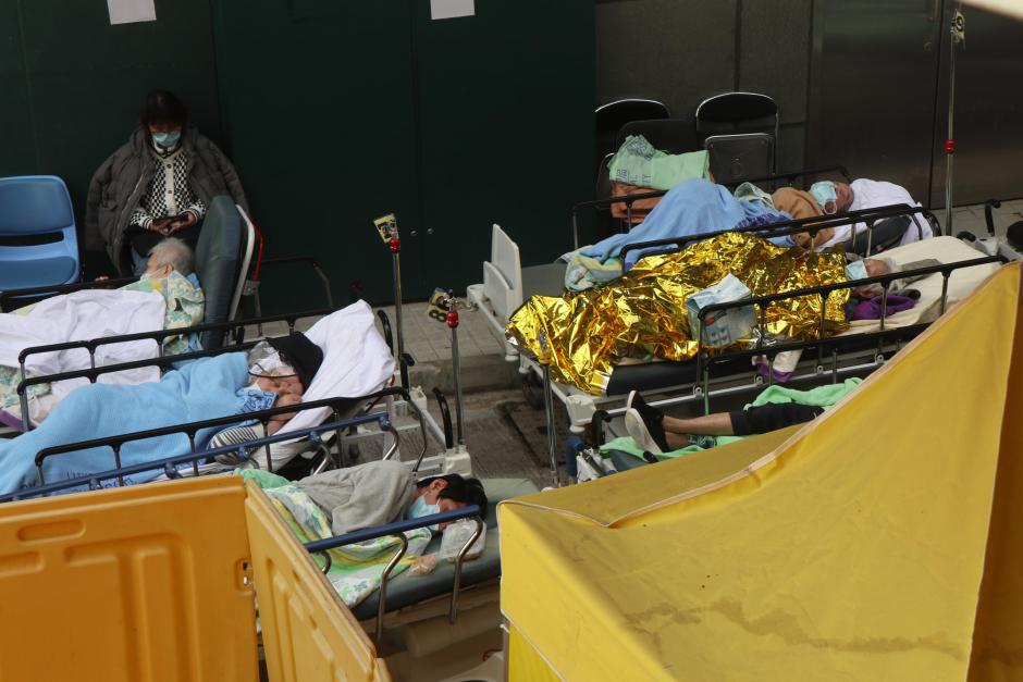 Personas que han dado positivo en COVID-19, en una área reservada de un hospital de Hong Kong