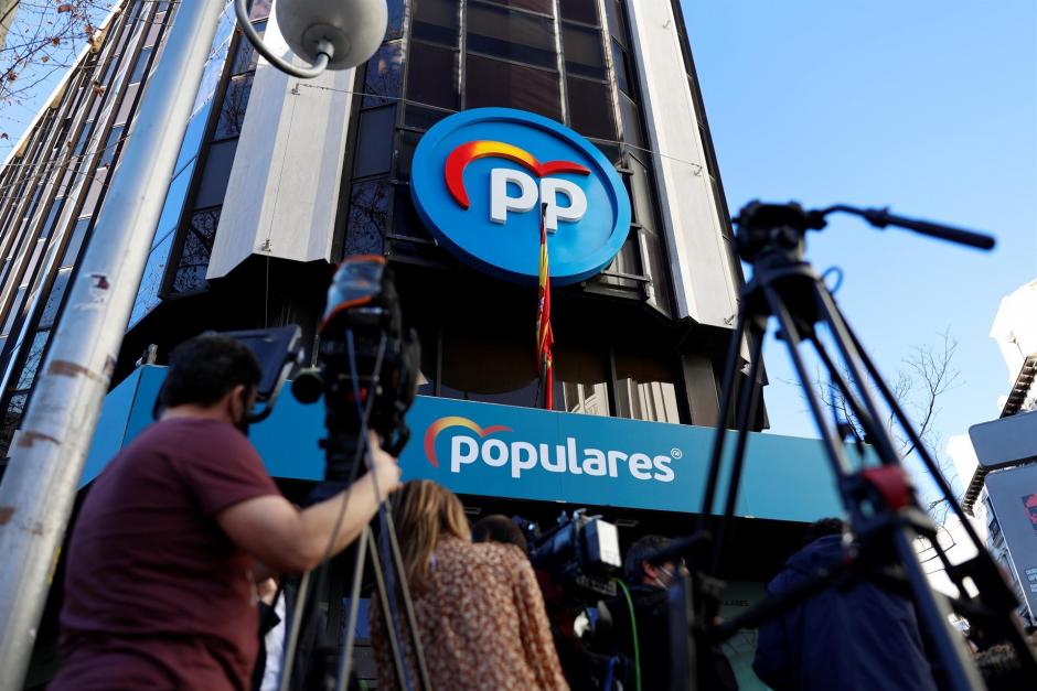 Varios periodisas a las puertas de la sede del PP, en la calle Génova de Madrid, donde este lunes se celebra la reunión del Comité de Dirección del partido