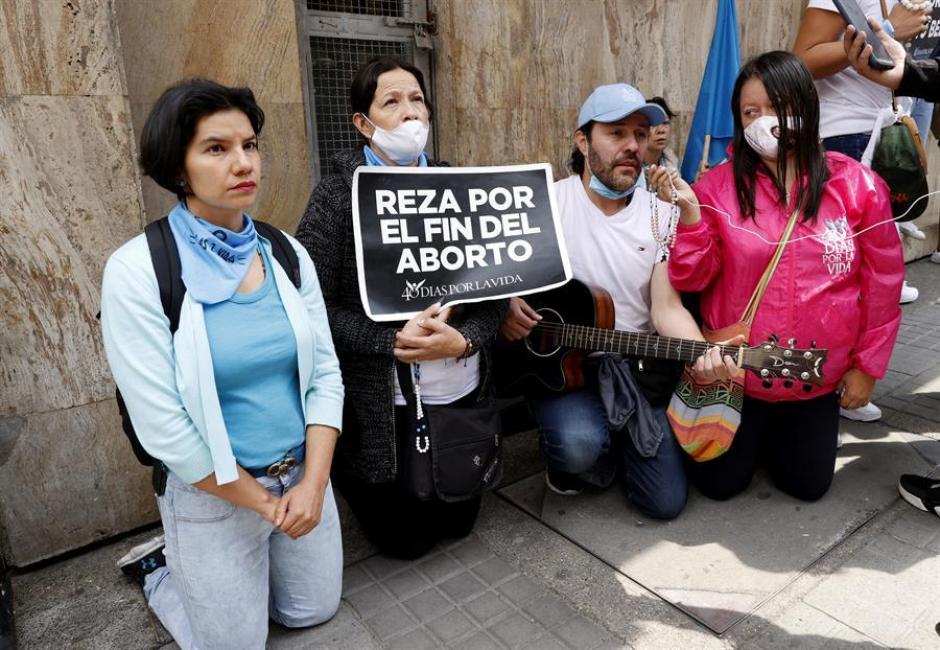Manifestantes provida rezan contra el aborto, este lunes, en Bogotá