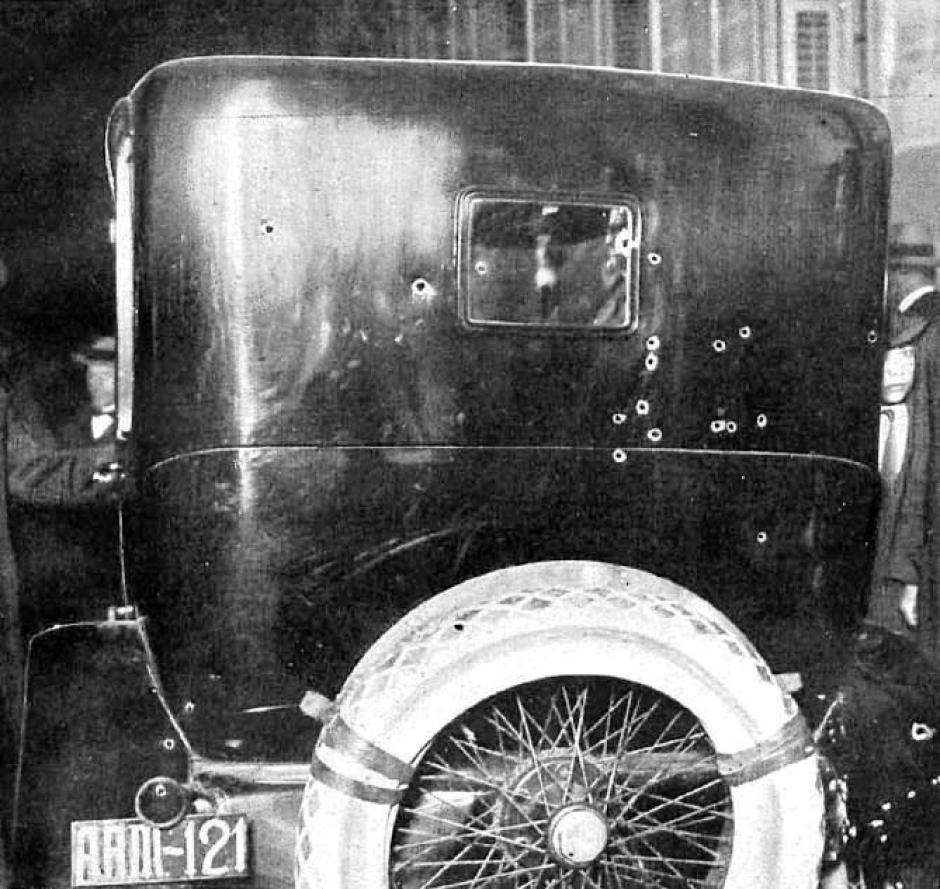 Foto de la parte posterior del automóvil en el que fue asesinado Dato cuando el vehículo atravesaba la Plaza de la Independencia24 en la que se aprecian los agujeros de bala