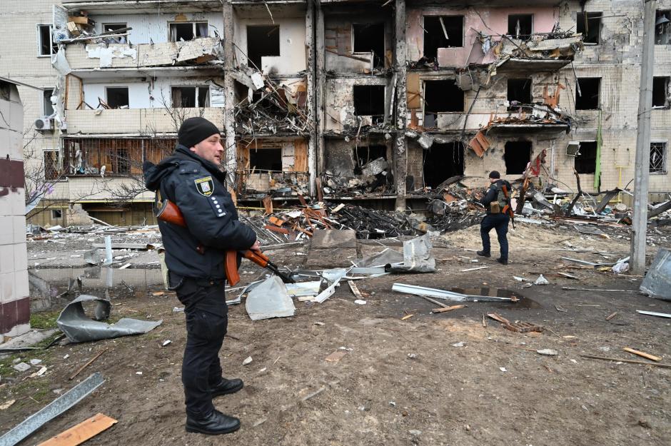 Fuerzas de Seguridad junto a un edificio destruido en la capital