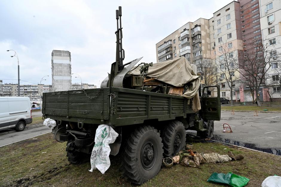 El cuerpo de un militar ruso disfrazado de ucraniano yace muerto en Kiev