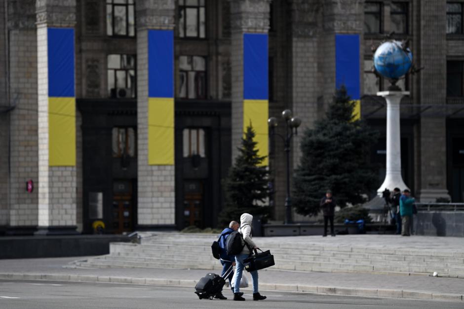 Dos personas con maletas en el centro de de Kiev