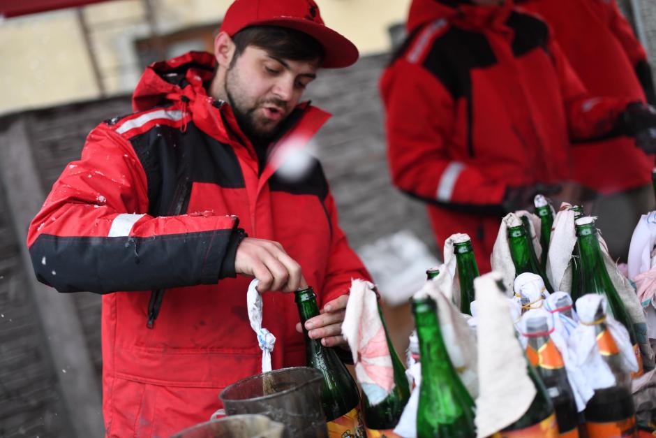 Un voluntario ayuda en la fabricación de cócteles molotov en la cervecera Pravda de la ciudad ucraniana de Lviv