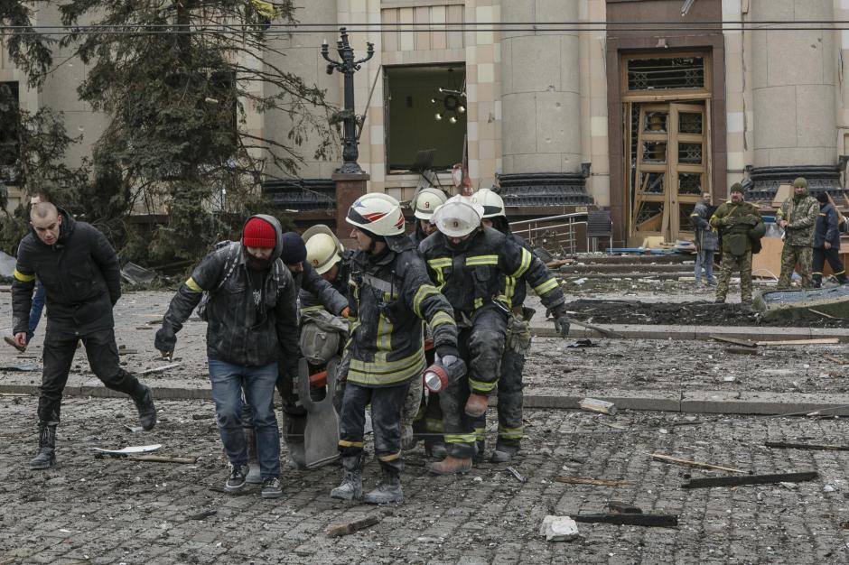 El servicio de emergencia ucraniano saca el cuerpo de una víctima del edificio del ayuntamiento dañado luego de un bombardeo en Kharkiv