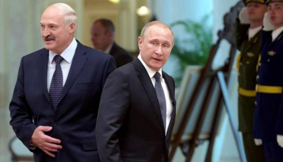 Alexander Lukashenko (Iz.) y Vladimir Putin (D)