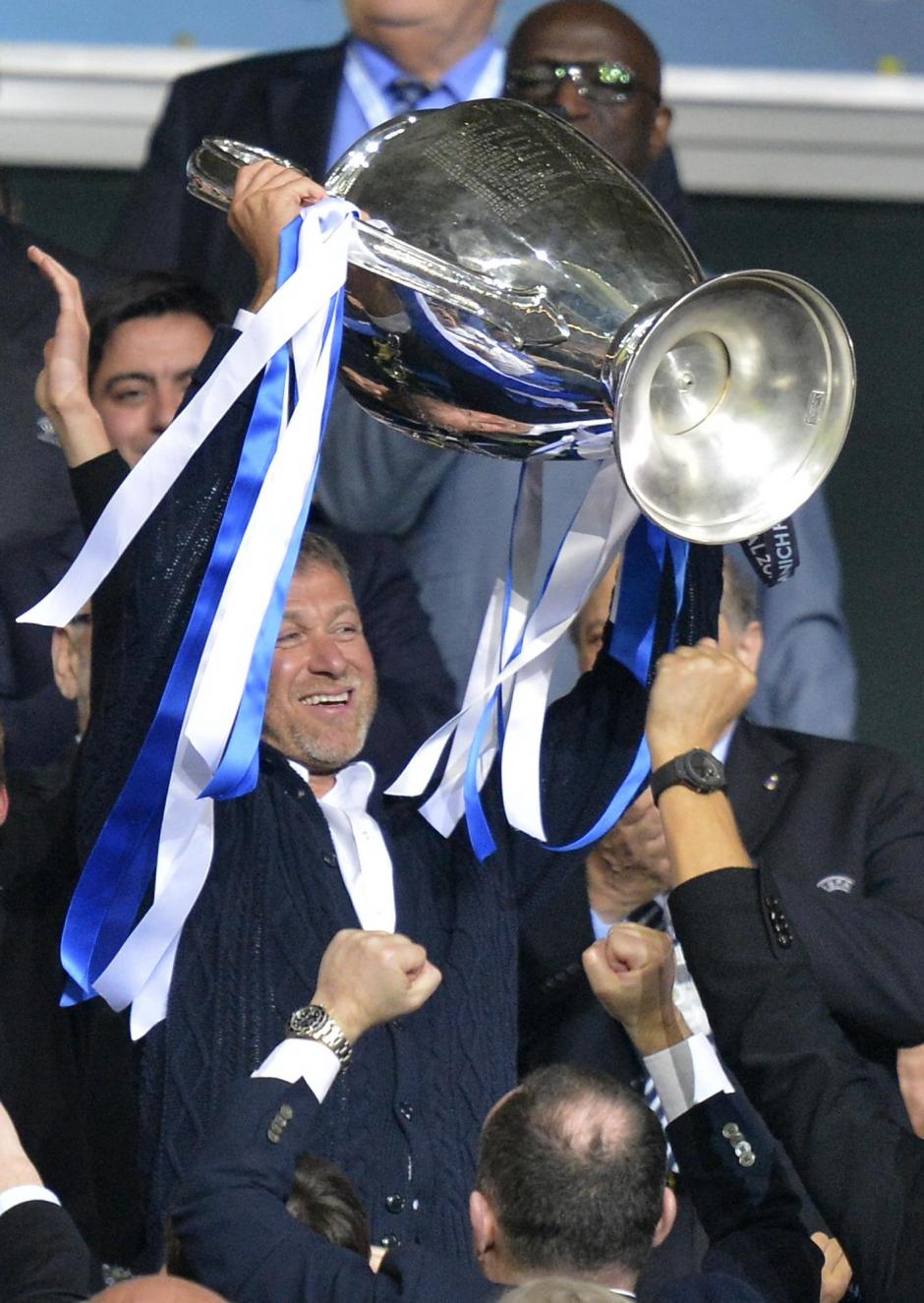 Roman Abramovich levanta la Copa de Europa lograda por el Chelsea en 2012