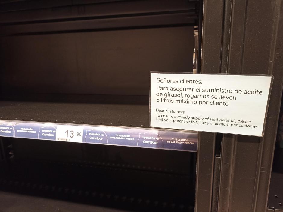 Limitación del consumo del aceite de girasol en supermercados ante el estante vacío