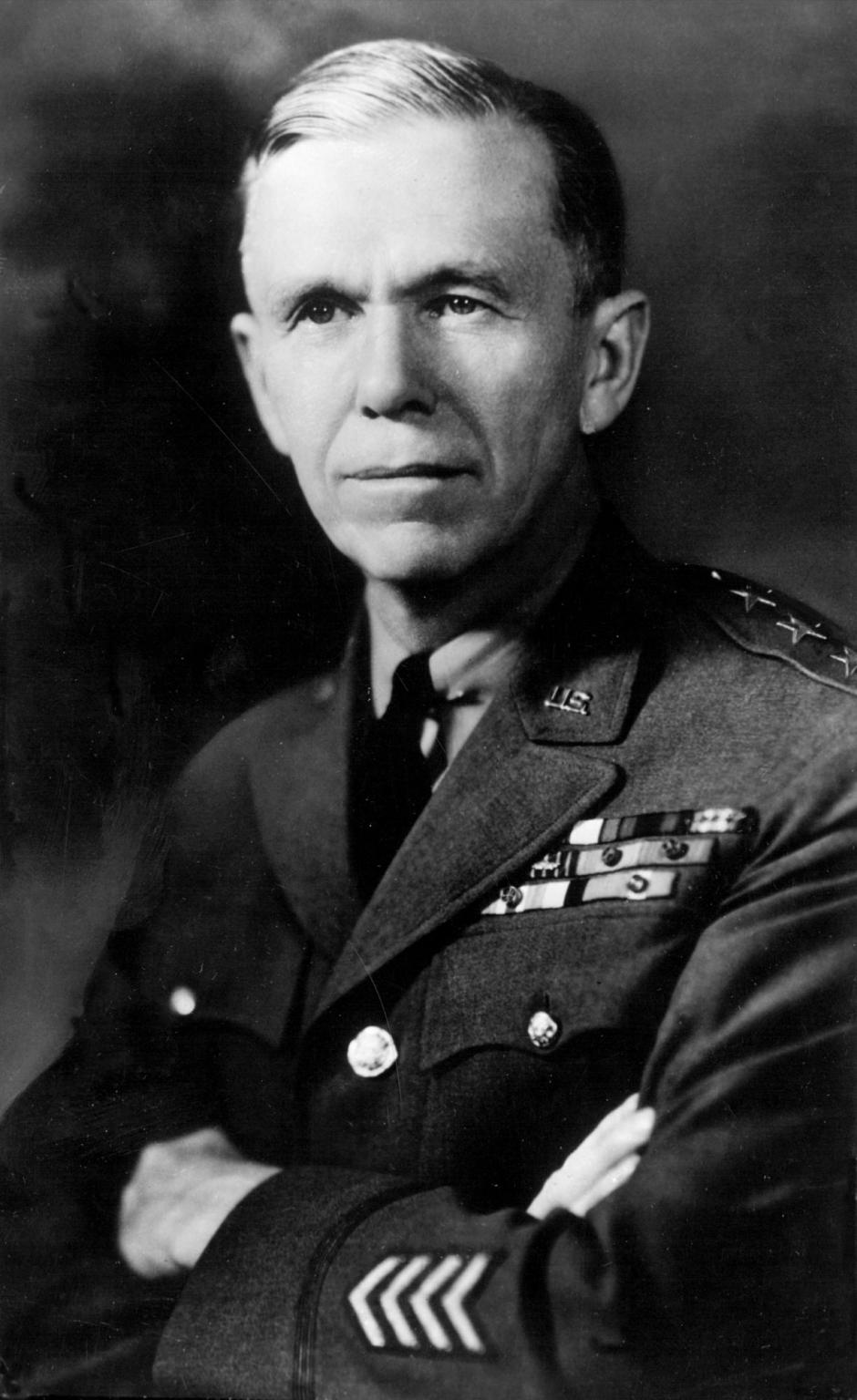 La Comisión de Fuerzas Armadas del Senado, aprobó el nombramiento como secretario de Defensa al general George Catlet Marshall,impulsor del plan Marshall para la reconstrucción de los paises europeos, tras la Guerra Mundial.