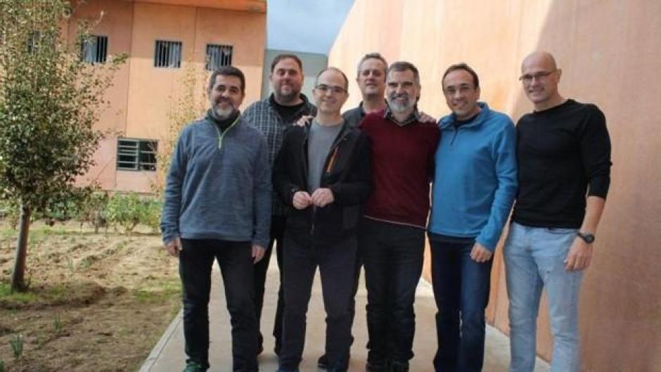 Foto de la cuenta oficial de Òmnium Cultural en Twitter, en diciembre de 2018, de los siete dirigentes independentistas presos en la cárcel de Lledoners (Barcelona), tras ser condenados en el juicio del 'procés'. Diciembre 2018