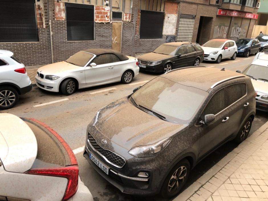 Estado de la calle y coches aparcados en Barajas.