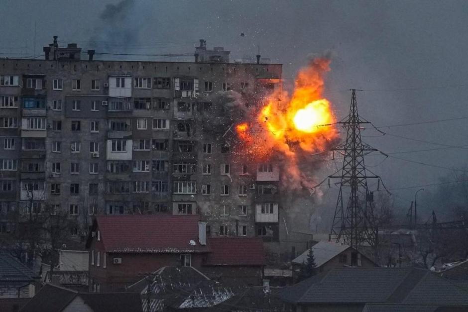 Impacto de proyectil en edificio en Mariúpol al sur de Ucrania