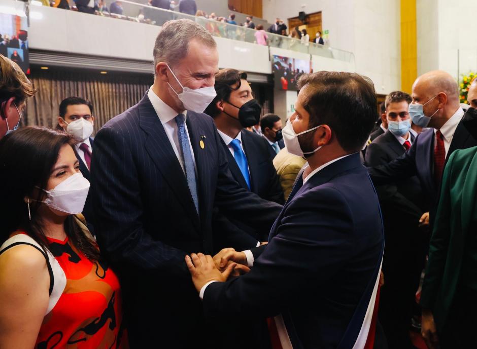 Felipe VI recibe el saludo del nuevo presidente chileno, Gabriel Boric, durante su investidura