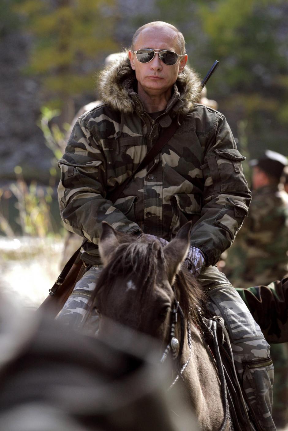 El primer ministro ruso Vladimir Putin monta a caballo durante sus vacaciones de 2010