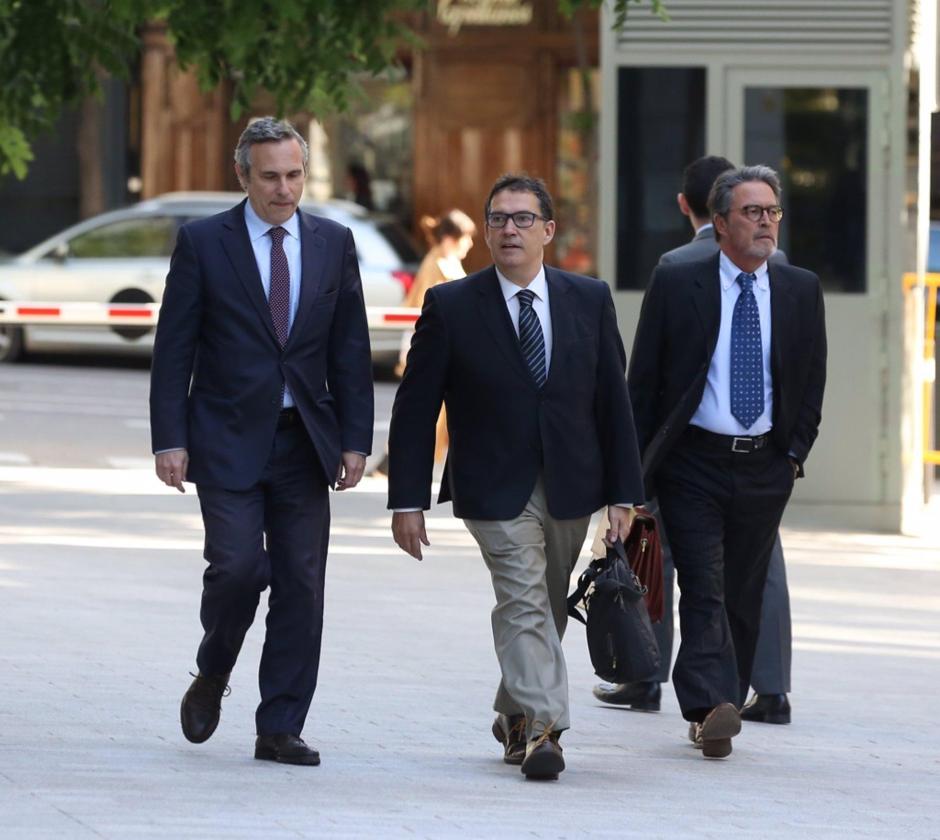 Josep Lluís Alay (primero por la izquierda), que fue detenido en Alemania cuando acompañaba a Puigdemont, llega a la Audiencia Nacional para declarar