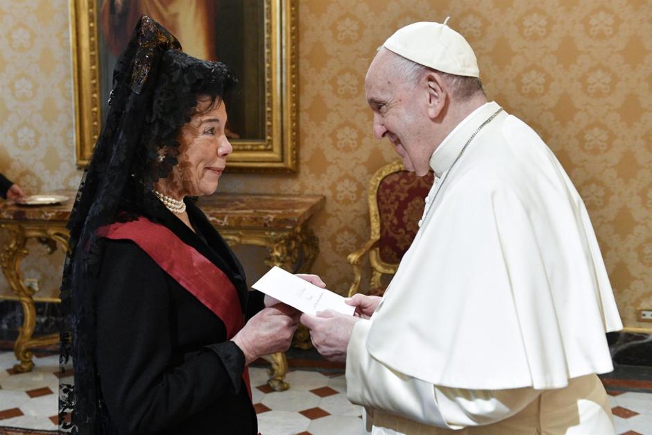 Isabel Celaá presentando su carta credencial al Papa Francisco