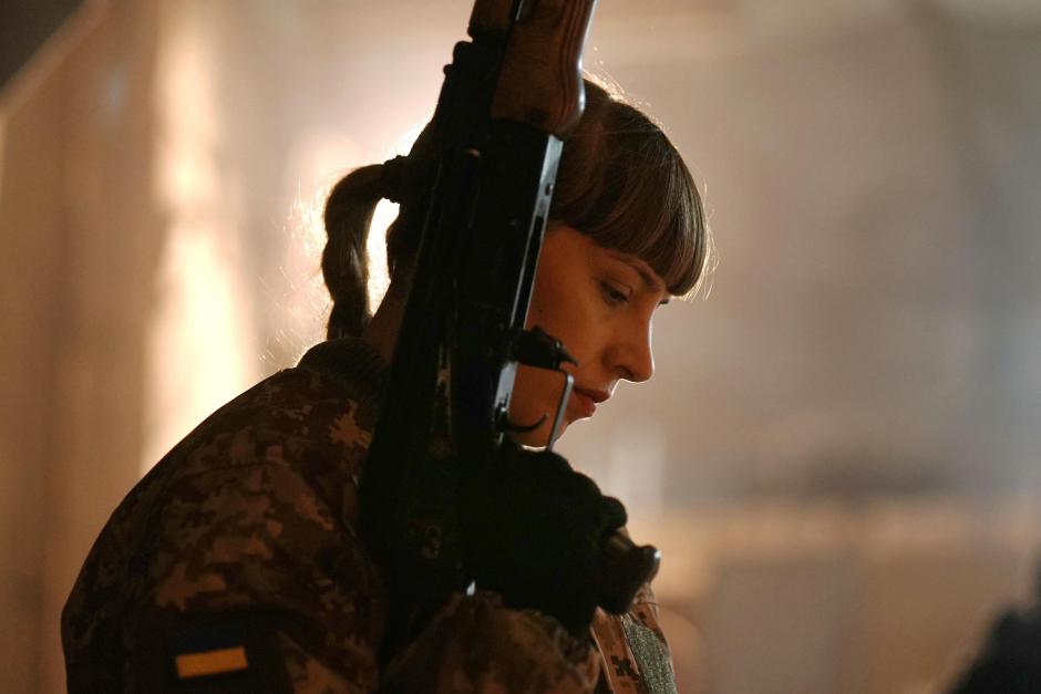 Una mujer ucraniana participa en un entrenamiento de tiro en la base militar situada en el pueblo portuario de Burlacha Barlka, a unos 20 kilómetros de Odesa