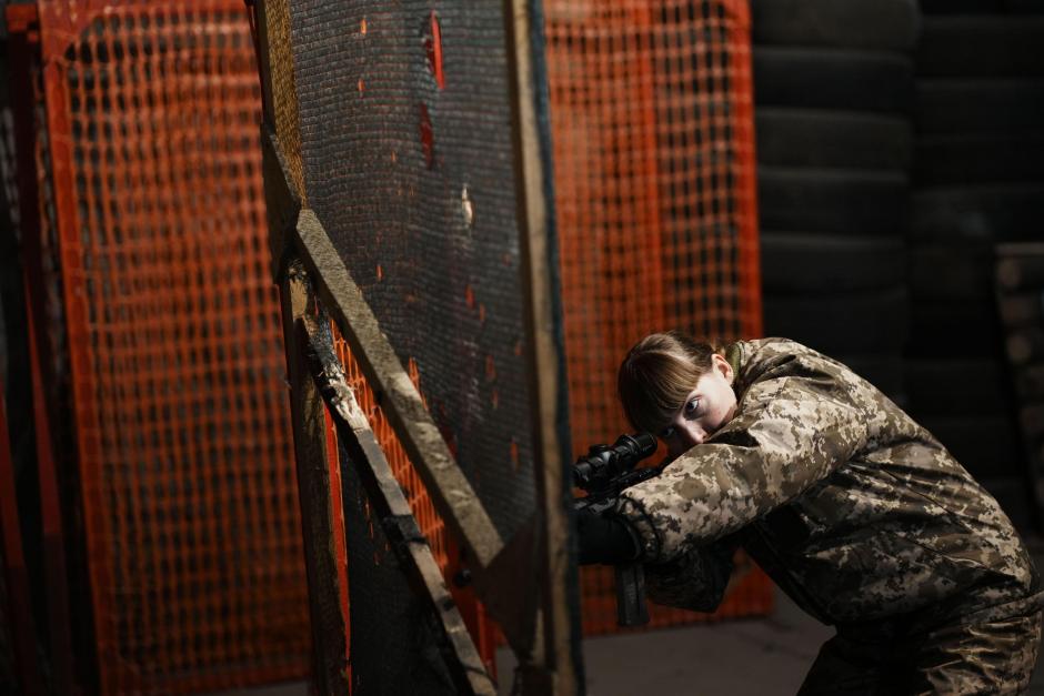 Una mujer ucraniana participa en un entrenamiento de tiro en la base militar situada en el pueblo portuario de Burlacha Barlka, a unos 20 kilómetros de Odesa. EFE/ Borja Sánchez Trillo