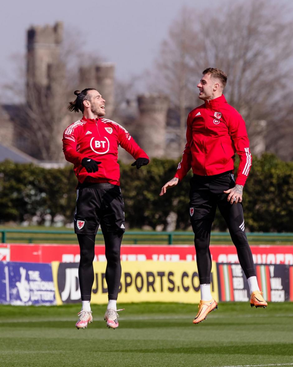 Gareth Bale salta durante el entrenamiento de Gales