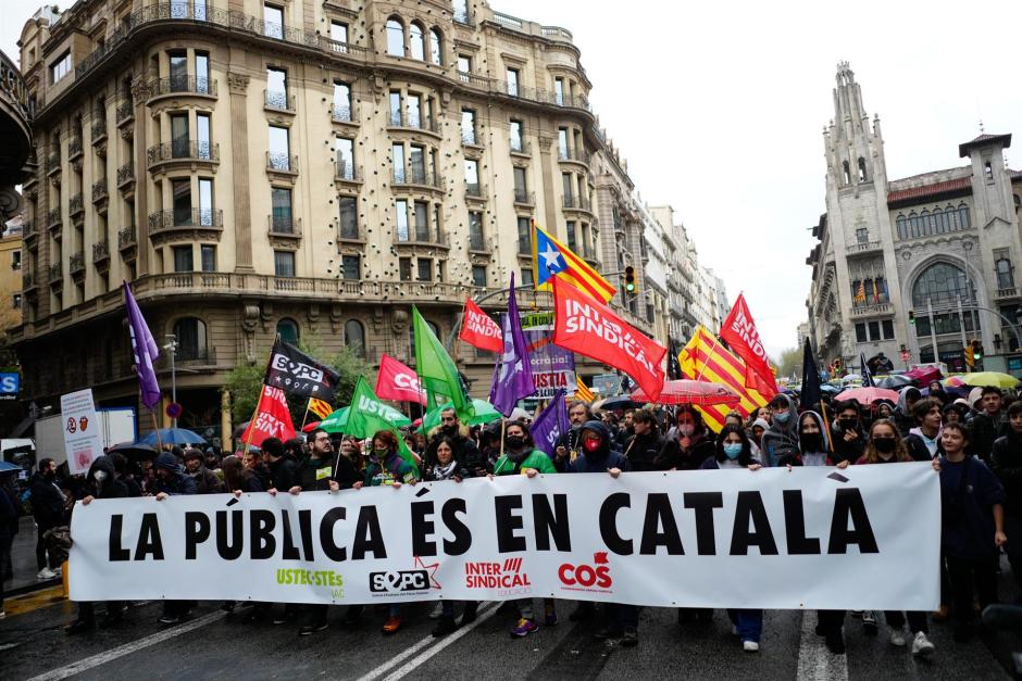 Miles de profesores y estudiantes se están manifestando este miércoles por el centro de Barcelona para exigir al Govern que proteja la inmersión lingüística