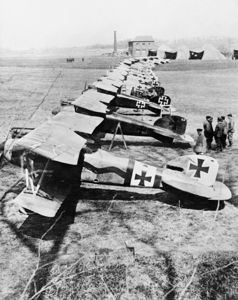 Una alineación de Albatros D.III de Jasta 11 a principios de 1917: el segundo avión en esta alineación pertenecía al Barón rojo, el as de ases de la aviación