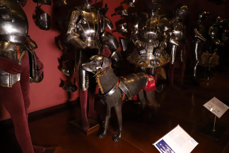 La armadura del perro del monarca se expone en la Real Armería del Palacio Real de Madrid