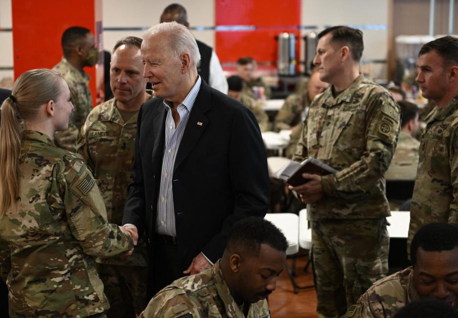 Joe Biden con soldados estadounidenses en Polonia