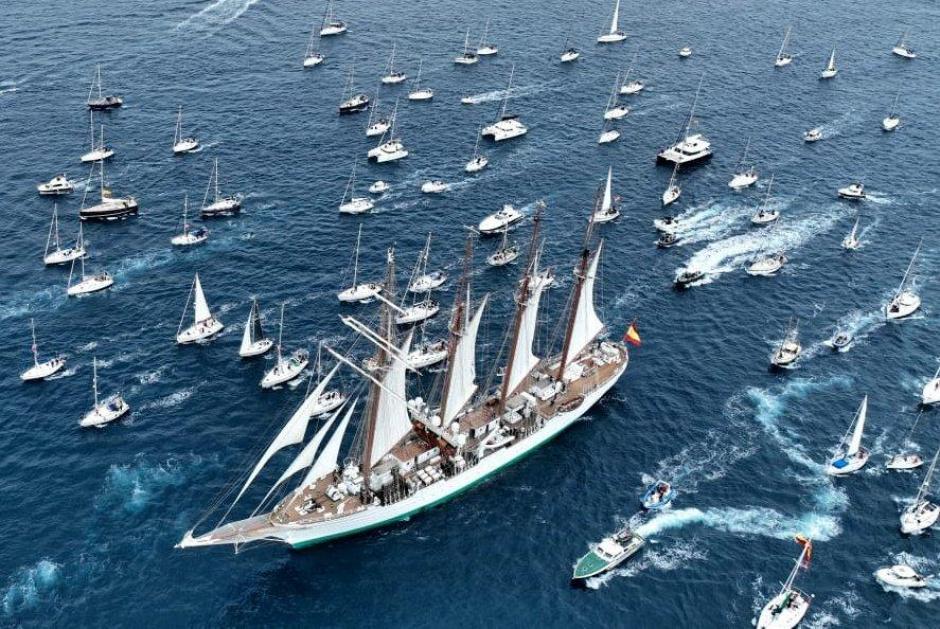 El aprecio por el Juan Sebastián Elcano lleva a que numerosas embarcaciones salgan a la mar para recibir al buque escuela