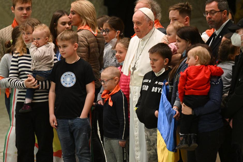 El Papa Francisco, junto al grupo de refugiados ucranianos a los que ha invitado a hacerse una foto con él