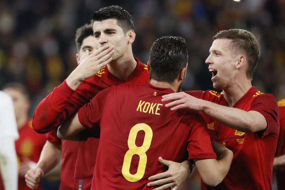 Morata, Koke y Dani Olmo celebran un gol ante Islandia