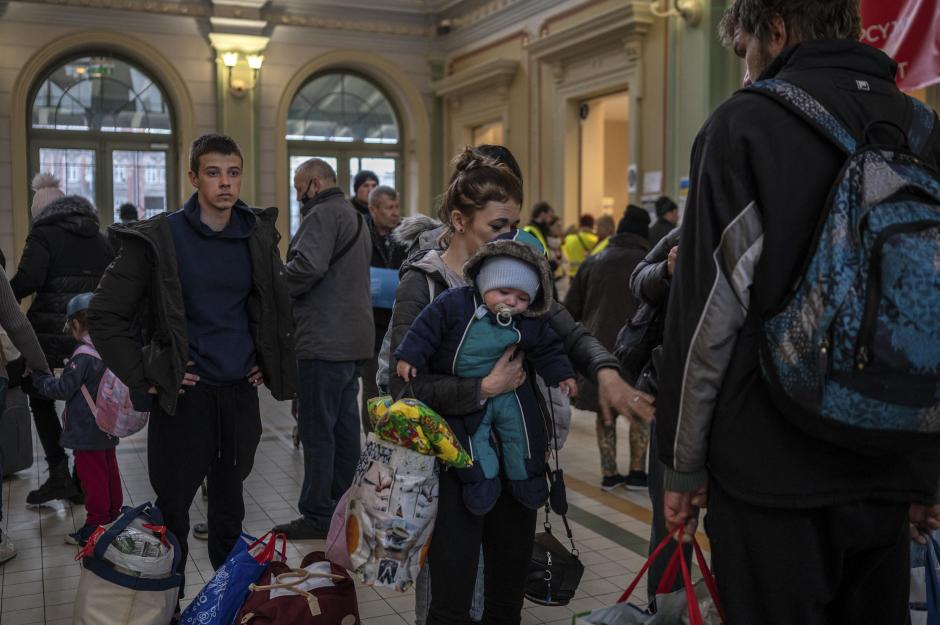 Refugiados de Ucrania hacen fila para obtener boletos de tren gratuitos en el vestíbulo de la estación principal de trenes en Przemysl, sureste de Polonia