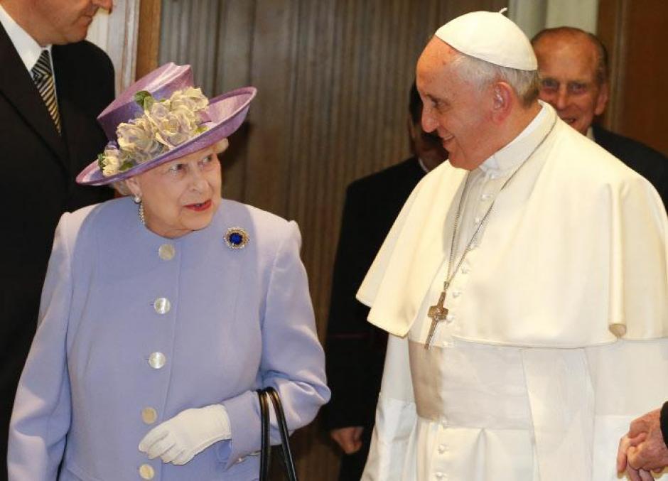 La Reina Isabel II de Inglaterra rompe el protocolo vestida de lila en presencia del Papa Francisco I