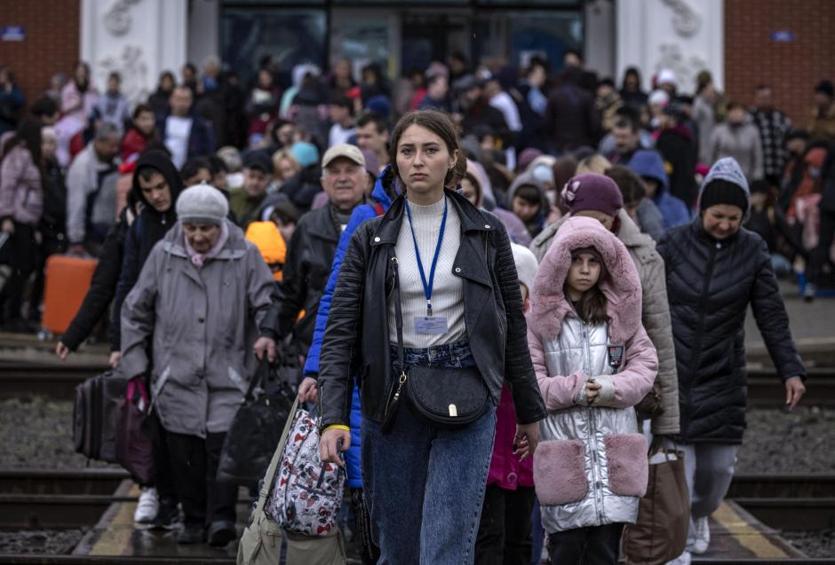 Familias de refugiados huyen del Donbás